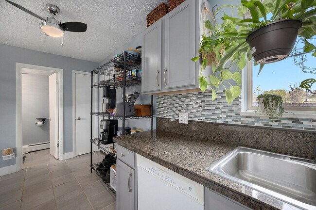 Building Photo - University Hills 2 bedroom and 1.5 Bath