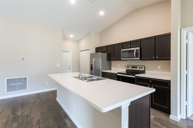 Building Photo - 730 SW McCall Rd