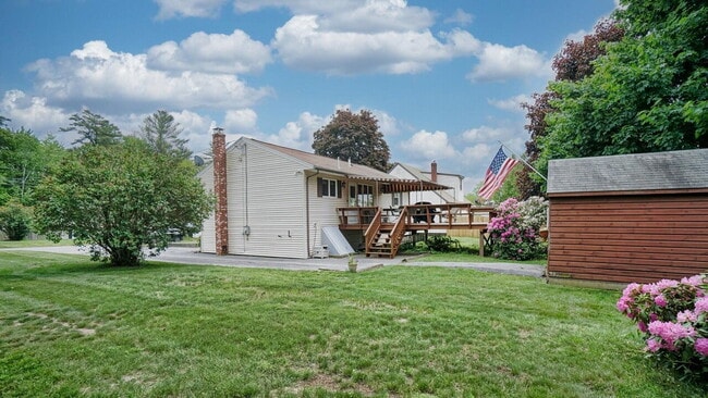 Building Photo - 3 bed, 2 bath house with solar panels! No ...