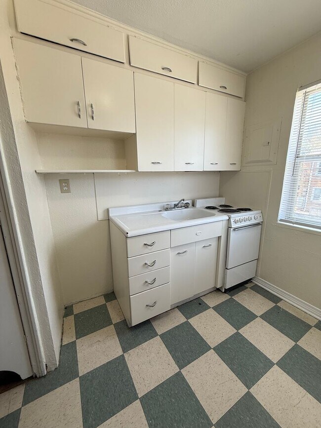 Building Photo - Classic 1-Bedroom, 1-Bath Apartment in Pri...