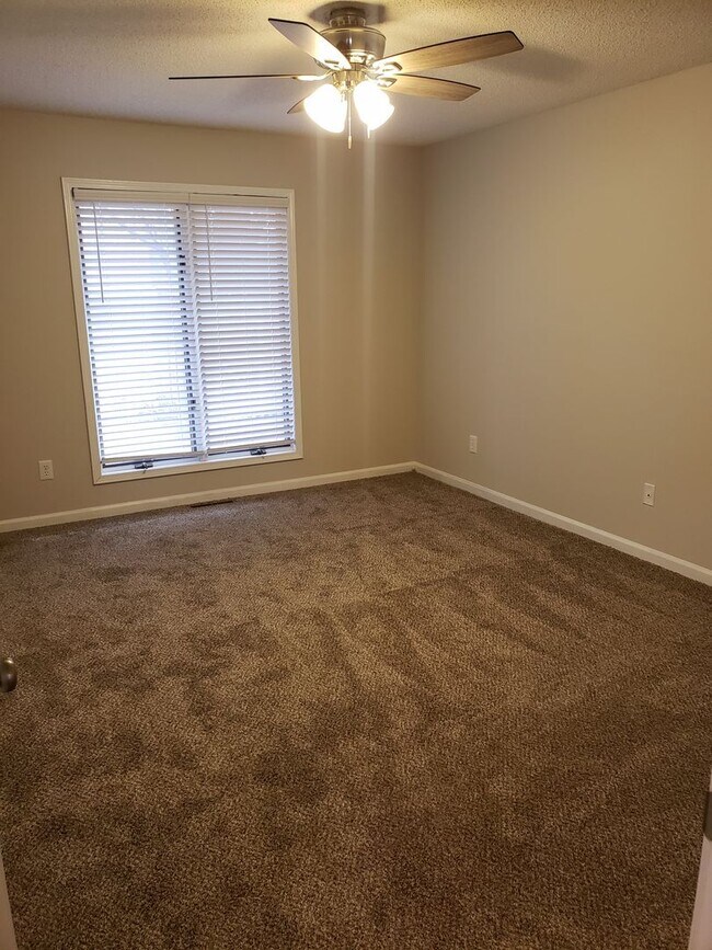Building Photo - Great South East Location....E. Sunshine & Oak Grove Area