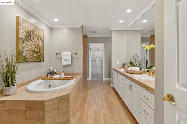 Building Photo - Four Bedroom Home with Panoramic Views