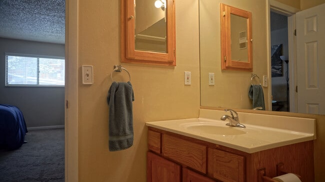 Building Photo - Comfy 2b/2ba with Outdoor Pool!