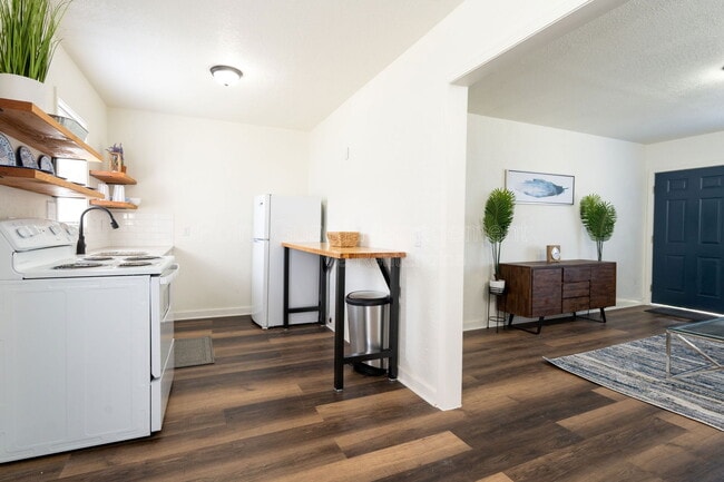 Building Photo - 859 S Beverly St