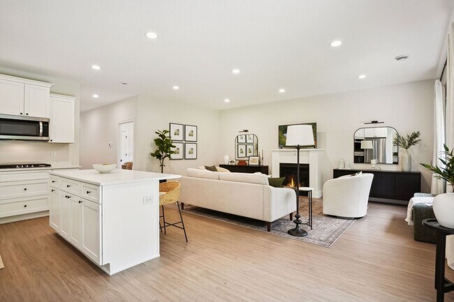 Building Photo - 3 Bedroom Twin Home With Extras