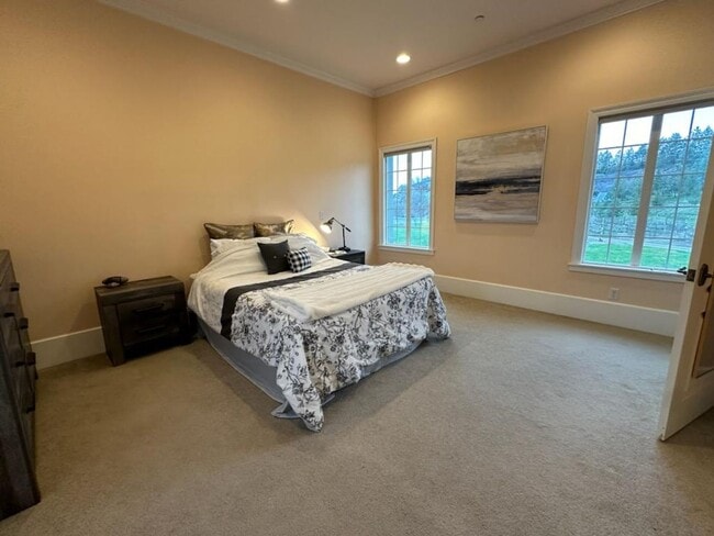Building Photo - One of a kind furnished apartment on Creek...