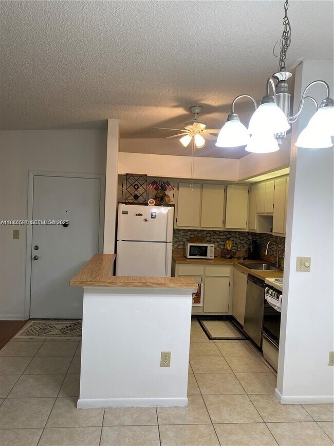 Building Photo - 10407 E Clairmont Cir