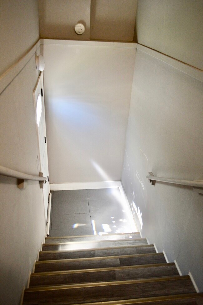 Building Photo - 522 W 81st St