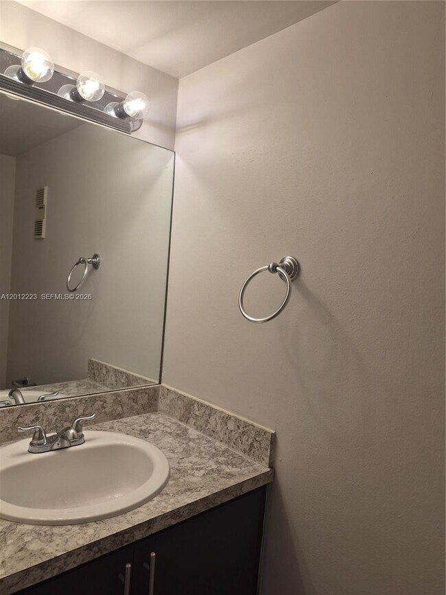 Building Photo - 6528 SW 41st Ct