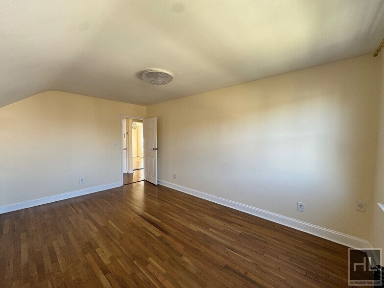 Building Photo - Newly Renovated 2 bedroom apartment spanni...