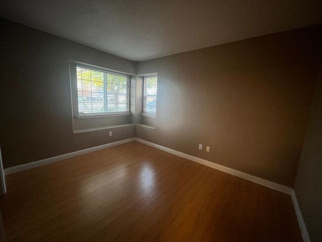 Building Photo - 3bed 2bath available in Rosemont! Pet frie...