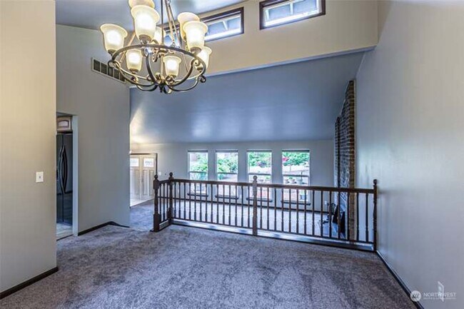 Building Photo - Immaculate & HUGE 5-Bedroom Home in Desira...