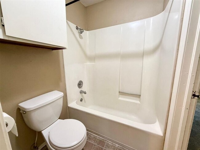 Building Photo - Cute & Close to OU