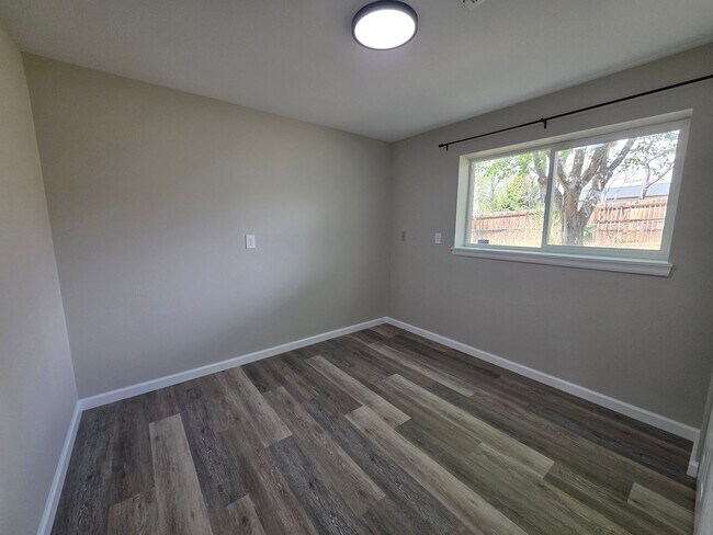 Building Photo - 4320 Dewey Dr