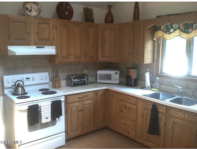 Building Photo - 120 Van Dam St