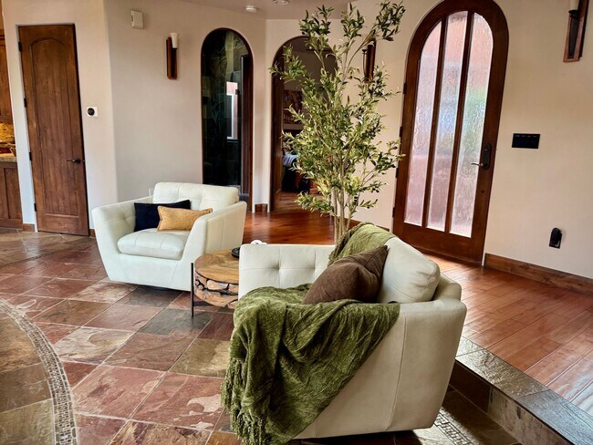 Building Photo - Furnished 3 Bedroom Entrada Home!!