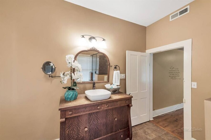Master Bathroom - 10152 FM949