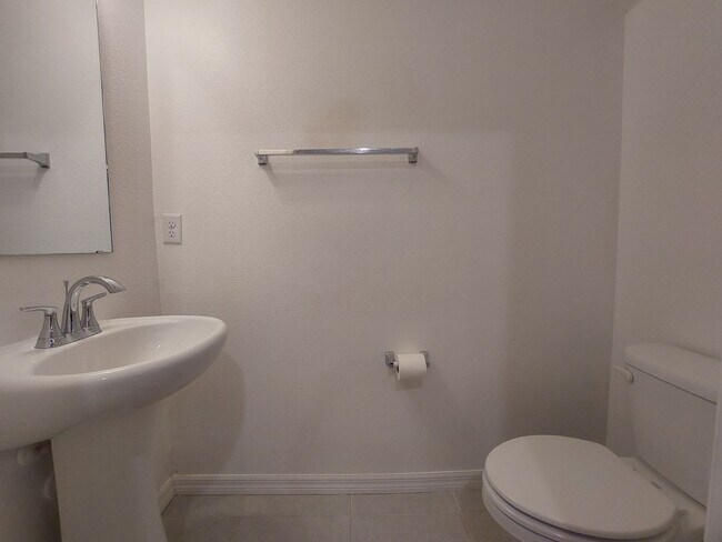 Building Photo - Beautiful 3 Bedroom 2 1/2 Bathroom House i...