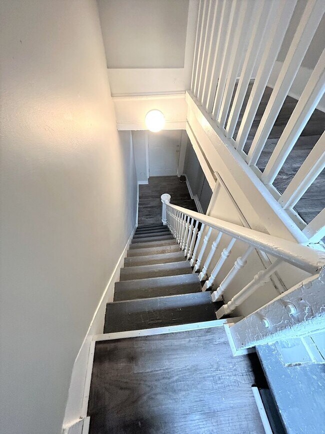 Building Photo - 677 Oak St