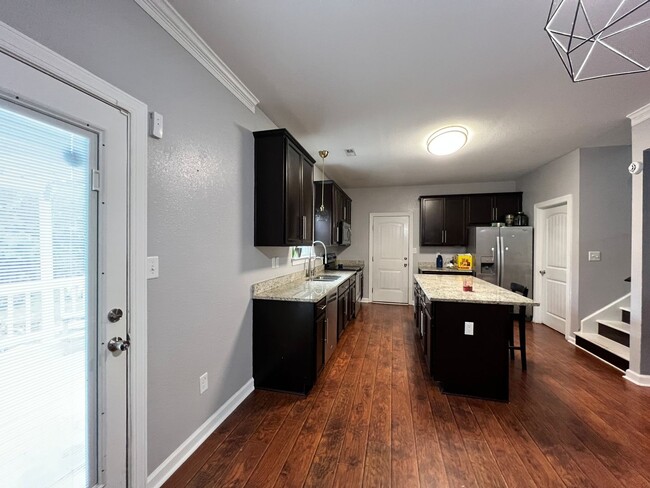 Building Photo - 3 bedroom home in Portmsouth