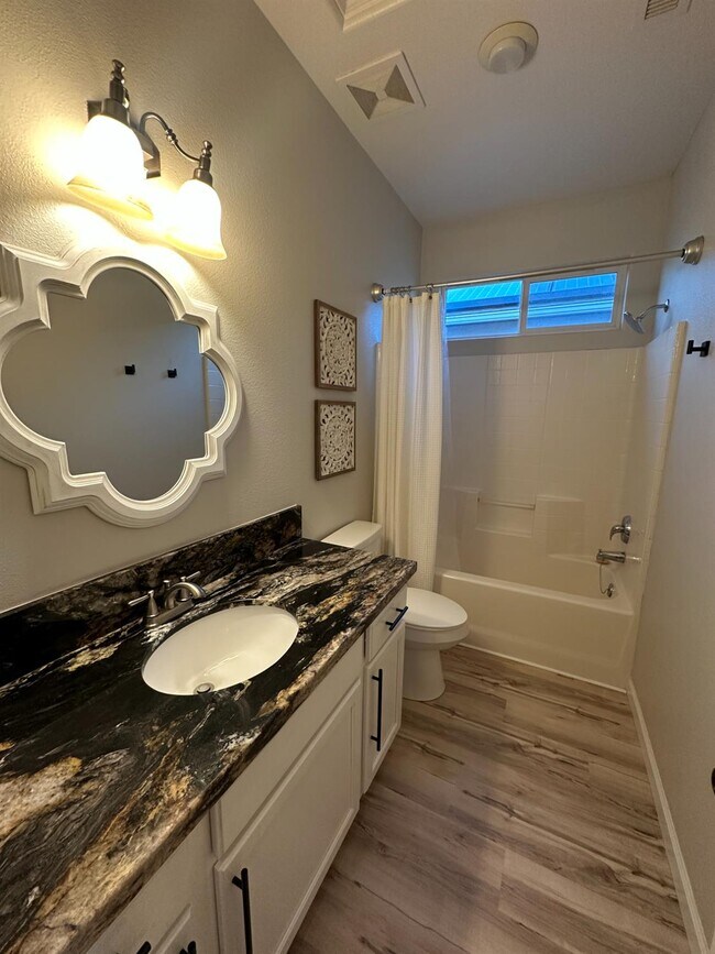 Building Photo - 721 W Fontaine Ln