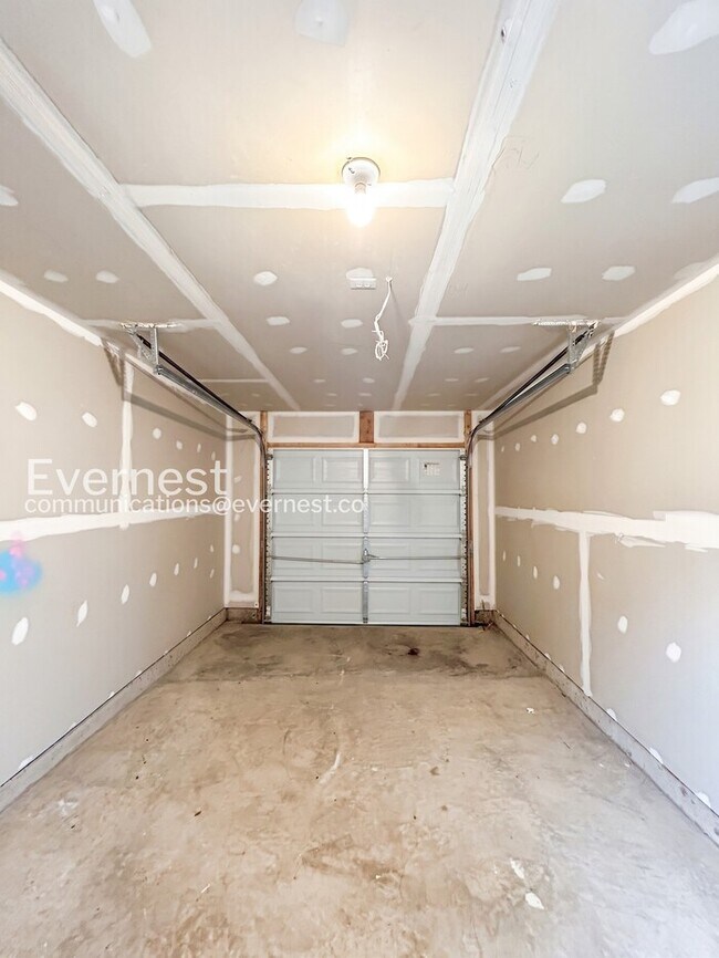 Building Photo - 3 Bed/2.5 Bath Townhome with Garage / Available Now!