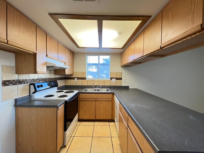 Building Photo - Sierra Oeste