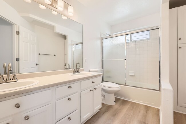 Building Photo - **Spacious, Light-Filled 4 bed, 4 bath wit...