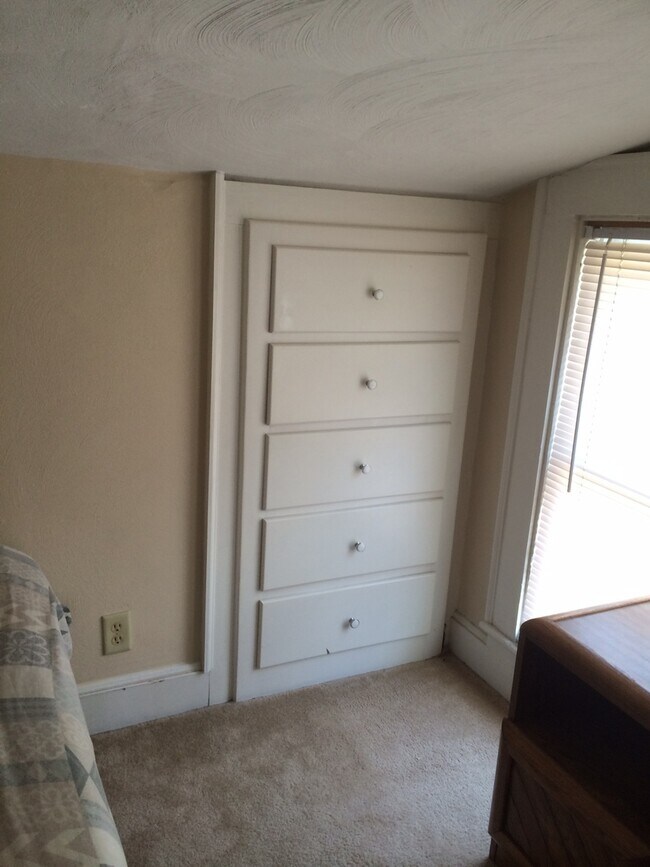 Building Photo - One Bedroom in Olde Town Portsmouth