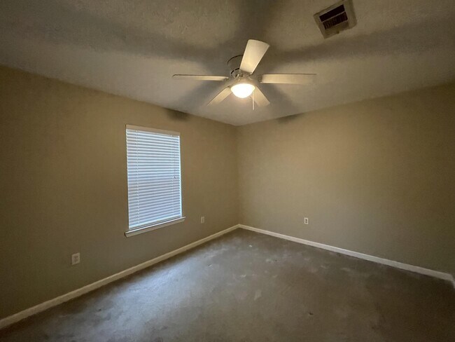 Building Photo - 487 Woodlawn Rd