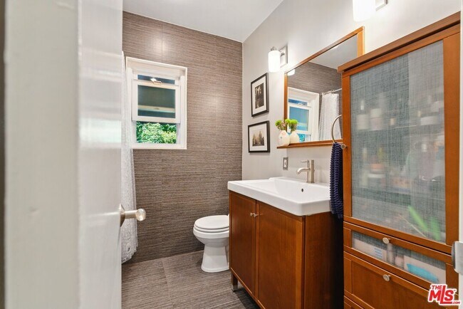 Building Photo - 1929 Tamarind Ave