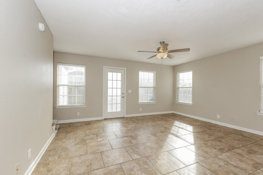 Building Photo - 975 Evie Ann Ln