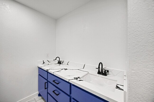 Building Photo - 12831 Nyack Dr