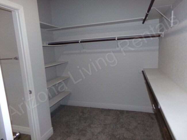 Building Photo - GORGEOUS 3 BEDROOM 2 BATHROOM HOME