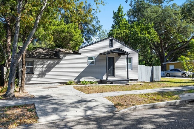 Building Photo - Large 4 bed/1.5 bath House & Section 8 Acc...