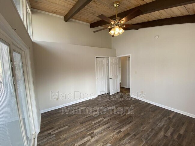 Building Photo - 3621 Lakeview Pkwy