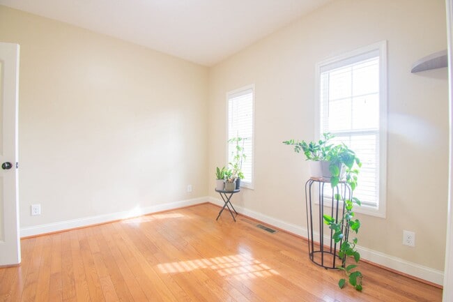 Building Photo - 4 Bedroom 2.5 Bathroom With Bonus and Screened in Porch!