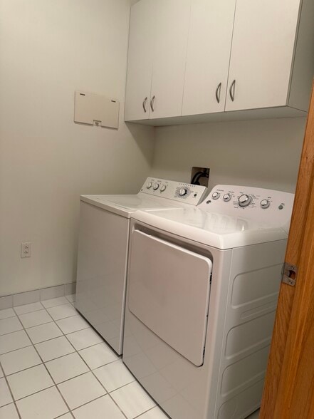 Building Photo - 701 W Lakeside Ave