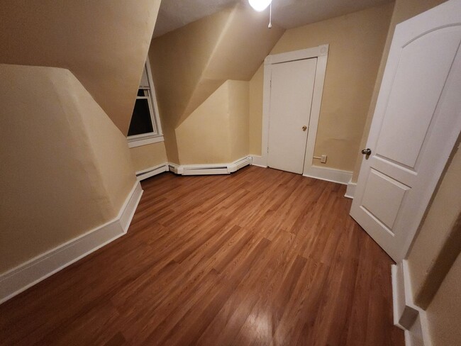 Building Photo - Versatile 2 Bd 1 Bath Top Floor Available ...