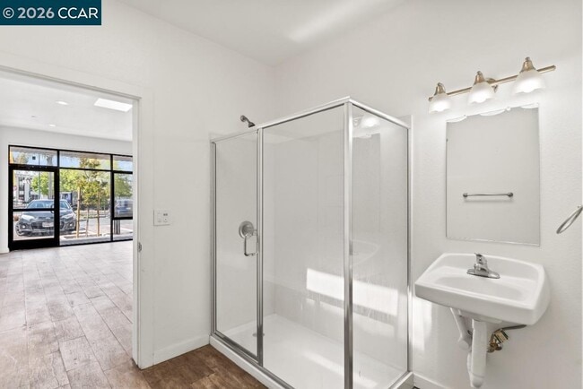 Building Photo - 646 Hegenberger Rd