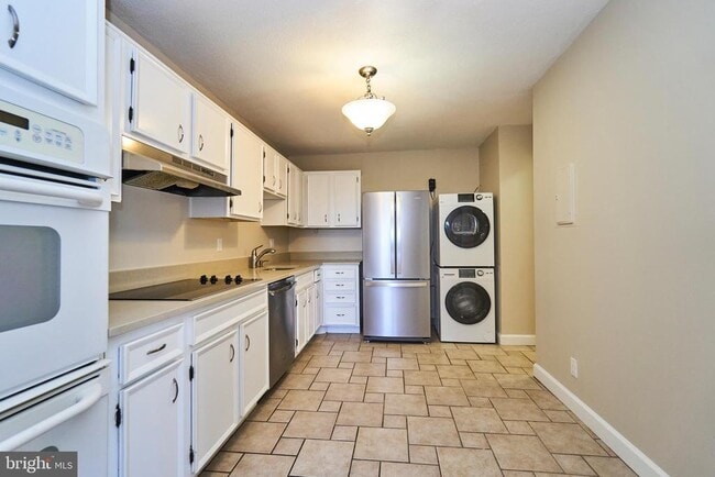 Building Photo - 8360 Greensboro Dr