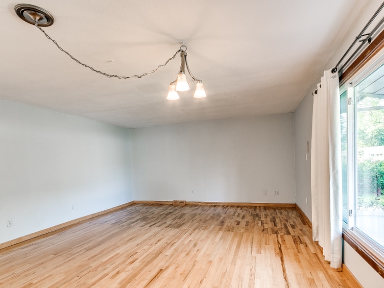 Building Photo - 2204 Melrose Ave