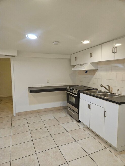 Building Photo - 890 E 100 N