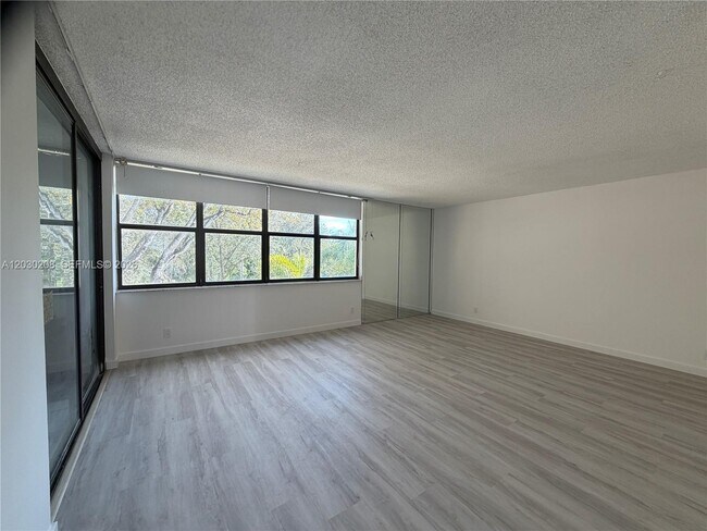 Building Photo - 20200 W Country Club Dr