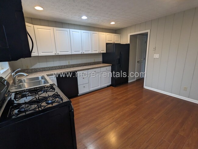 Building Photo - 404-406-406 E Deshler Ave