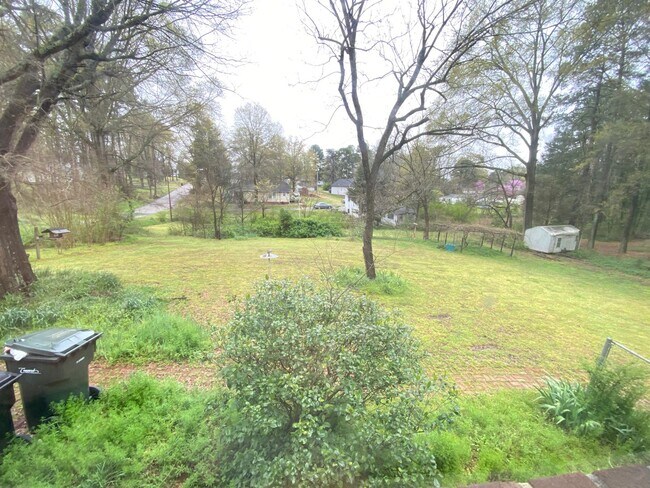 Building Photo - 3bd/2ba House on a Corner Lot very close t...