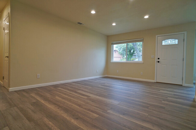 Building Photo - Beautifully remodeled halfplex in desirabl...