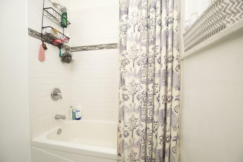 Building Photo - 724 W Roscoe St