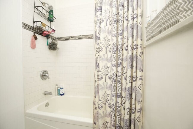 Building Photo - 724 W Roscoe St