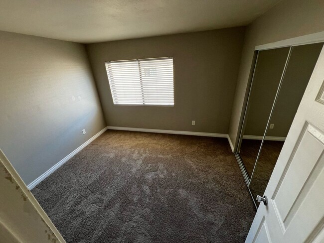 Building Photo - Remodeled Townhome with Garage and Yard in...